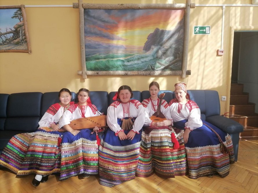 Народный фольклорный ансамбль "Забава" на праздничном мероприятии, посвящённом 60-летию санатория Байкал.