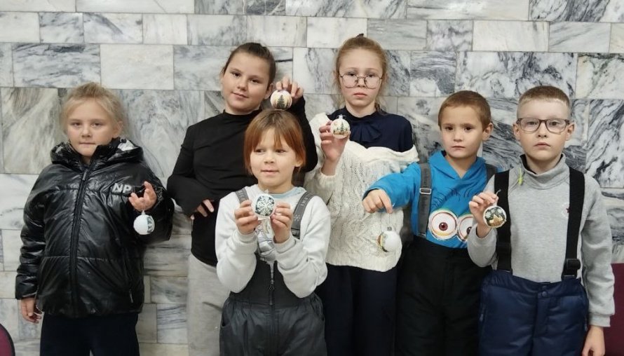 В свете ёлочных игрушек